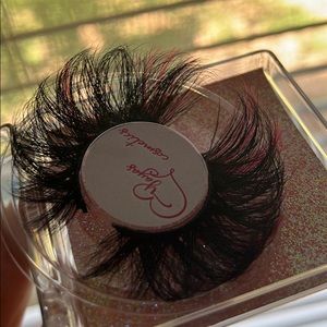 I have custom lashes 😍😍 comes with a custom glue pen and lash wand as well!🤩